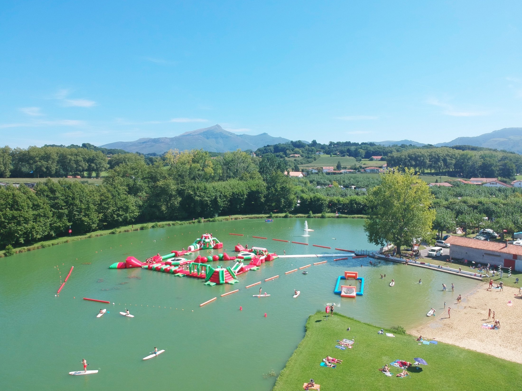 Vue aérienne du lac privé du Camping Larrouleta avec La Rhune en arrière-plan